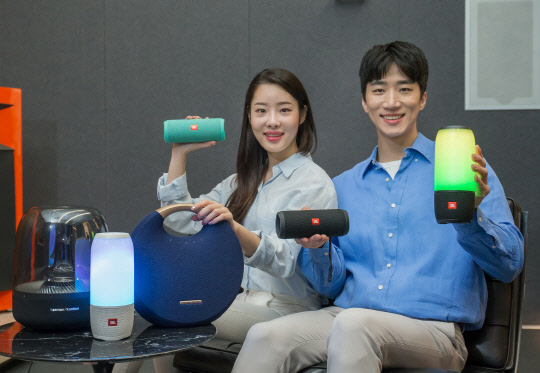 삼성전자가 인수한 하만이 글로벌 무선 스피커 시장에서 4년 연속으로 1위를 달성했다고 14일 밝혔다. 모델들이 하만의 무선 스피커 제품들을 소개하고 있다.  삼성전자 제공